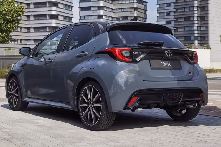 Thiết lập Hybrid tự sạc bao gồm động cơ 1,5 lít và hai động cơ điện, tạo ra công suất kết hợp lần lượt là 114 mã lực hoặc 129 mã lực. Phiên bản GR Sport có thiết lập khung gầm sắc nét hơn so với Yaris thông thường.