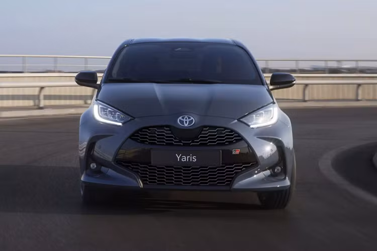 Điểm nổi bật của Toyota Yaris GR Sport sản xuất 2025 là tùy chọn màu Storm Grey mới dành riêng cho Yaris GR Sport mới và có các tùy chọn đơn sắc và hai tông màu có mui xe màu đen. Ngoài ra xe còn có một bộ mâm hợp kim 18 inch đa chấu mới, có lớp hoàn thiện mờ.