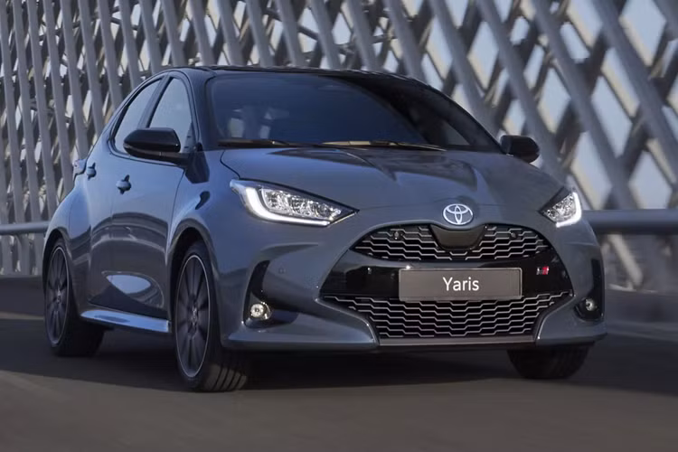 Yaris thế hệ thứ tư được giới thiệu vào năm 2019 với phiên bản GR Sport tiếp theo vào năm 2021. Toàn bộ dòng sản phẩm đã được nâng cấp nhẹ vào năm 2023, chính vì vậy mà bản nâng cấp lần này không thay đổi quá nhiều chi tiết trên xe.