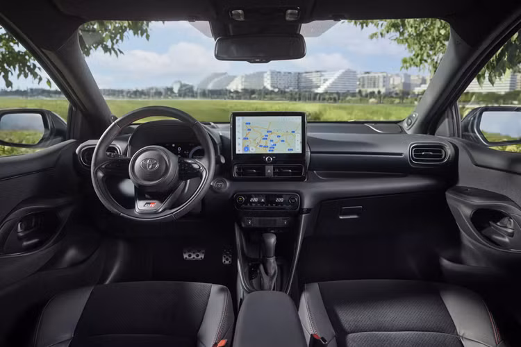 Bên trong nội thất, những thay đổi của xe chỉ có logo GR Sport hiện được in nổi trên tựa đầu kết hợp với đường khâu màu đỏ và điểm nhấn màu xám Gun Metal của phiên bản thể thao. Chiếc Hatchback nhỏ này đã được trang bị màn hình thông tin giải trí 10,5 inch lớn hơn và bộ ADAS được cải tiến như một phần của bản nâng cấp trước đó.