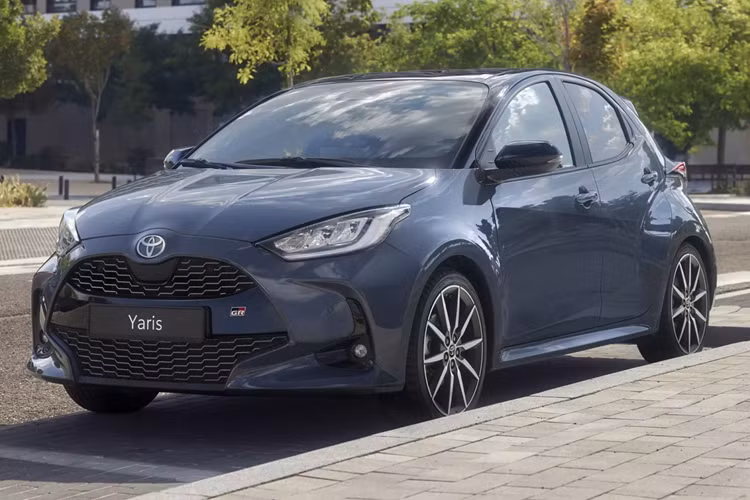 Hãng xe Nhật Bản mới đây đã giới thiệu Toyota Yaris GR Sport 2025 thể thao với một số thay đổi bao gồm màu mới, thiết kế bánh xe mới và logo GR Sport được tinh chỉnh bên trong khoang nội thất của xe.
