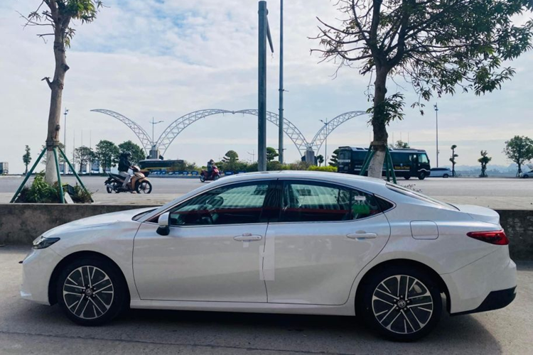 Nhìn chung, thiết kế của Toyota Camry 2.0Q 2024 tại Việt Nam không có nhiều khác biệt so với hai phiên bản cao cấp kia. Phần đầu xe gây ấn tượng với cụm lưới tản nhiệt hẹp nằm giữa hai cụm đèn pha, kết hợp với dải đèn LED định vị ban ngày được thiết kế hình chữ "C".