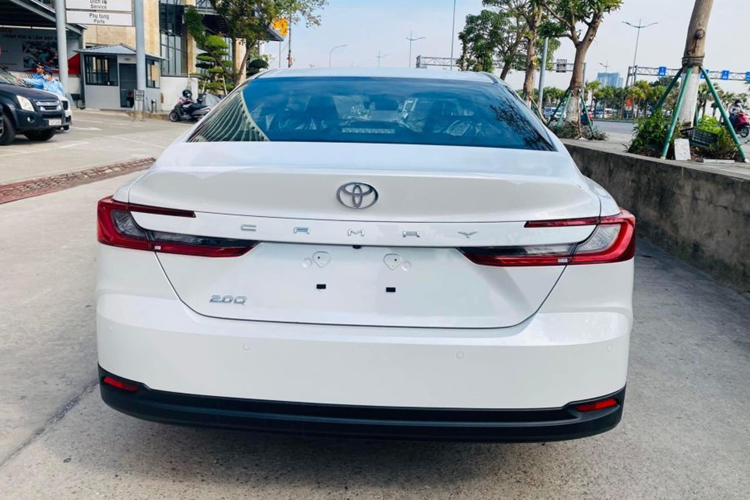 Về trang bị an toàn, Toyota Camry bản 2.0Q sở hữu các tính năng hỗ trợ lái như: chống bó cứng phanh ABS, phân bổ lực phanh điện tử EBD, hỗ trợ phanh khẩn cấp BA, cân bằng điện tử VSC, hỗ trợ khởi hành ngang dốc HAC, phanh tay điện tử kèm auto hold, cảm biến áp suất lốp, cảm biến khoảng cách trước sau, camera lùi và 7 túi khí.
