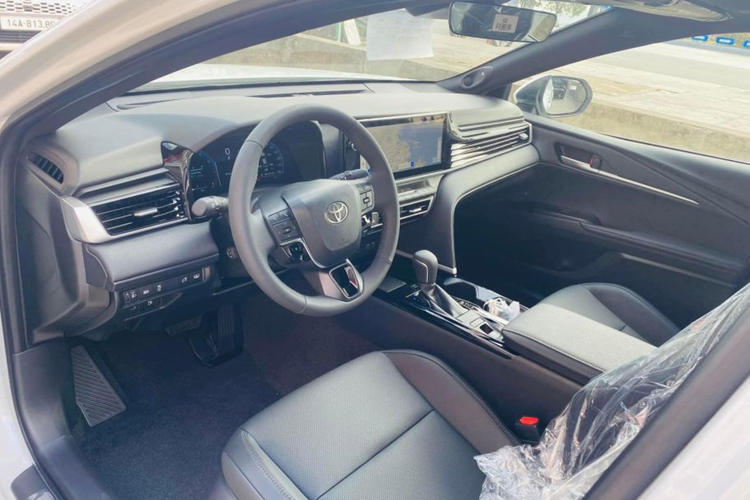 Xe có đèn chiếu sáng Bi-LED Projector, tự động bật tắt theo điều kiện ánh sáng, tự động chuyển chiếu xa và chiếu gần. Phía sau xe cũng là đèn hậu LED. Camry 2.0Q được trang bị bộ mâm hợp kim đa chấu có kích thước 18 inch, đi kèm bộ lốp kích thước 235/45 R18.