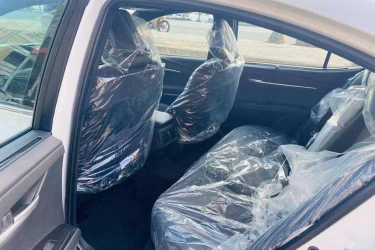 Xe có ghế ngồi bọc da. Hàng ghế trước được tích hợp tính năng chỉnh điện nhưng không có nhớ vị trí và làm mát ghế như hai phiên bản cao cấp. Hàng ghế thứ hai có tựa lưng chỉnh điện và rèm che nắng.