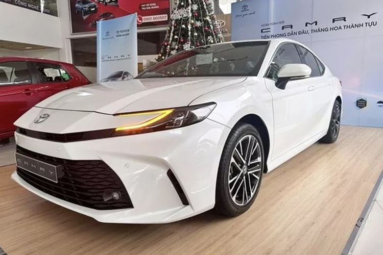 Ngoài ra, bản này vẫn sở hữu gói công nghệ Toyota Safety Sense với các tính năng như: ga tự động thích ứng, cảnh báo tiền va chạm, hỗ trợ phanh khẩn cấp, cảnh báo lệch làn và hỗ trợ giữ làn, cảnh báo điểm mù, cảnh báo phương tiện cắt ngang phía sau…