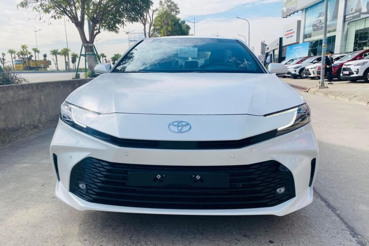 Điểm khác biệt lớn nhất của Toyota Camry 2.0Q 2024 tiêu chuẩn so với hai bản còn lại là ở động cơ. Camry 2.0Q được trang bị máy xăng 2.0L hút khí tự nhiên, cho công suất 176 mã lực và mô-men xoắn 206 Nm. Động cơ đi cùng hộp số tự động biến thiên vô cấp CVT và hệ dẫn động cầu trước.