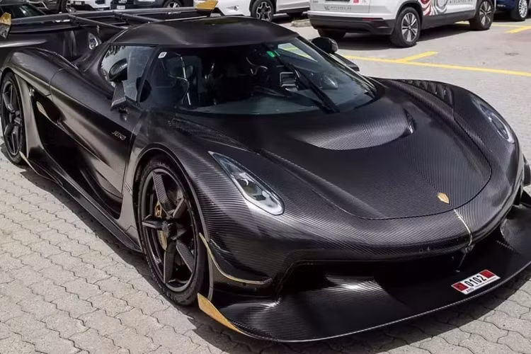 Mới đây, giới mê xe trên toàn thế giới đã khá đau lòng trước thông tin, 1 trong 125 siêu phẩm Koenigsegg Jesko đặc biệt mang tên Attack "Nur Edition" đã không may gặp nạn, khiến xe bị thiêu rụi hoàn toàn, không còn có thể sửa chữa được nữa.