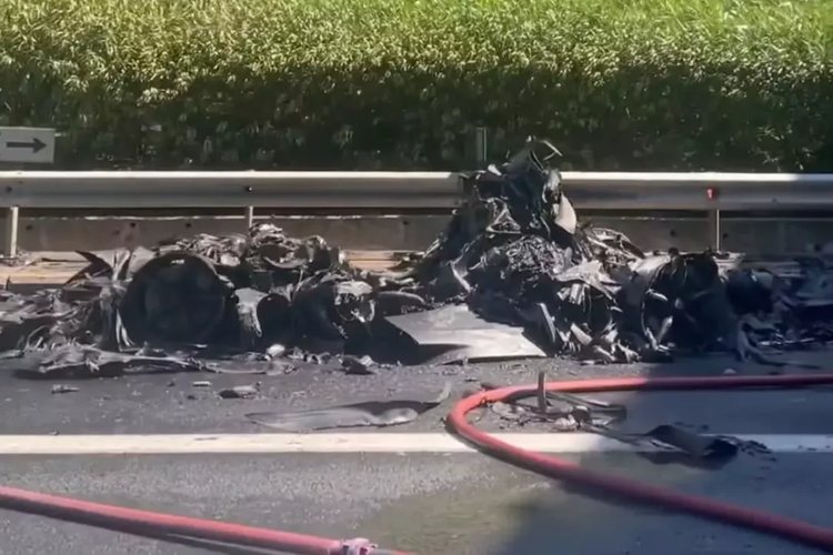 Khi lực lượng cứu hỏa khống chế ngọn lửa, thì cũng là lúc chiếc siêu xe Koenigsegg Jesko Attack Nur Edition bị thiêu rụi hoàn toàn. Chưa rõ nguyên nhân dẫn đến vụ hỏa hoạn này.