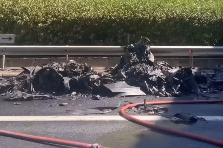 Khi lực lượng cứu hỏa khống chế ngọn lửa, thì cũng là lúc chiếc siêu xe Koenigsegg Jesko Attack Nur Edition bị thiêu rụi hoàn toàn. Chưa rõ nguyên nhân dẫn đến vụ hỏa hoạn này.