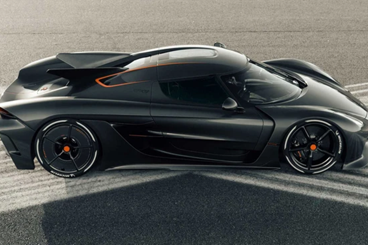 Được biết, chiếc siêu xe Koenigsegg Jesko Attack "Nur Edition" này có gói tùy chỉnh ngoại thất bằng carbon trần, cùng 1 số chi tiết mạ vàng. Giá xe được tiết lộ 4 triệu đô la, gần 100 tỷ đồng.