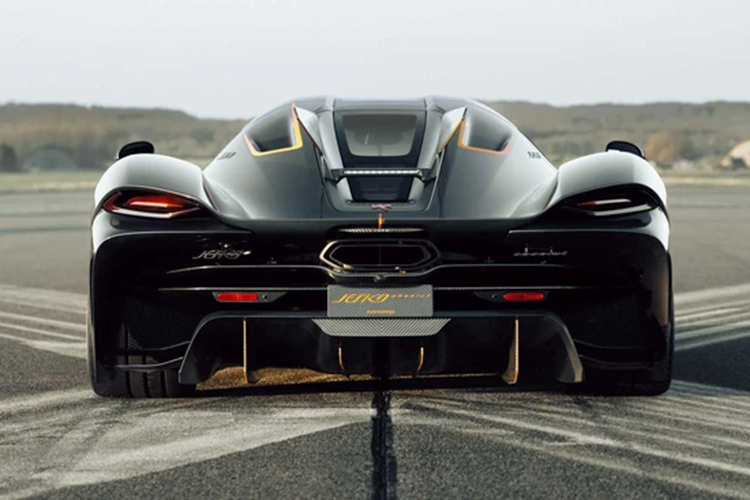 Toàn bộ sức mạnh của xe Koenigsegg Jesko sẽ được truyền đến hộp số 9 cấp mới có tên gọi Lightning Speed Transmission, nhờ đó, siêu phẩm này có thể tăng tốc từ vị trí xuất phát lên 100 km/h chỉ 2,5 giây trước khi lao đến con số tốc độ tối đa khủng khiếp lên đến 482 km/h.