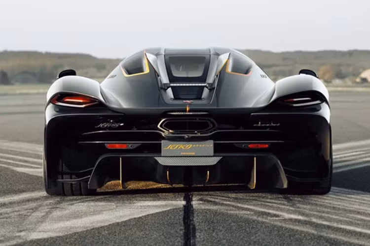 Toàn bộ sức mạnh của xe Koenigsegg Jesko sẽ được truyền đến hộp số 9 cấp mới có tên gọi Lightning Speed Transmission, nhờ đó, siêu phẩm này có thể tăng tốc từ vị trí xuất phát lên 100 km/h chỉ 2,5 giây trước khi lao đến con số tốc độ tối đa khủng khiếp lên đến 482 km/h.