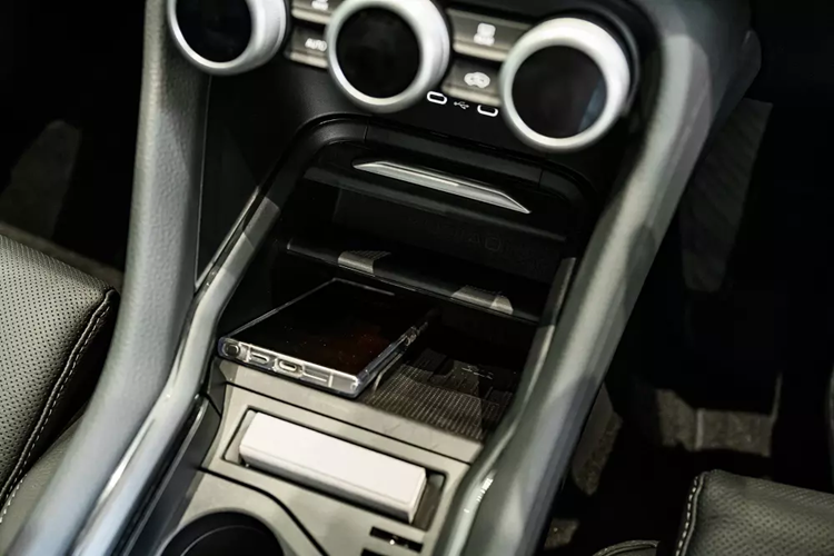 Xe có thêm nhiều loại vành la-zăng mới với đường kính 20 inch. Bên trong Skoda Kodiaq 2025 là không gian nội thất được thiết kế theo phong cách tối giản và hiện đại hơn trước. Tại đây, xe được trang bị màn hình cảm ứng trung tâm 12,9 inch mới, kết hợp cùng bảng đồng hồ kỹ thuật số Virtual Cockpit 10,25 inch và màn hình hiển thị thông tin kính lái HUD.