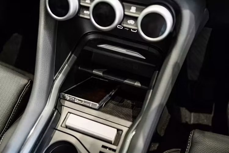 Xe có thêm nhiều loại vành la-zăng mới với đường kính 20 inch. Bên trong Skoda Kodiaq 2025 là không gian nội thất được thiết kế theo phong cách tối giản và hiện đại hơn trước. Tại đây, xe được trang bị màn hình cảm ứng trung tâm 12,9 inch mới, kết hợp cùng bảng đồng hồ kỹ thuật số Virtual Cockpit 10,25 inch và màn hình hiển thị thông tin kính lái HUD.