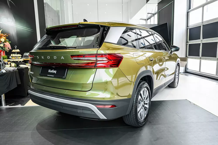 Khoang hành lý linh hoạt và cửa bên ghế lái tích hợp hộc để ô theo phong cách xe siêu sang Rolls-Royce. Thể tích khoang hành lý của xe đạt 340 lít hoặc 845 lít nếu gập hàng ghế sau. Hiện giá xe Skoda Kodiaq 2025 tại thị trường Việt Nam chưa được công bố. Phiên bản cũ của xe đang được bán với giá từ 1,189 - 1,409 tỷ đồng.