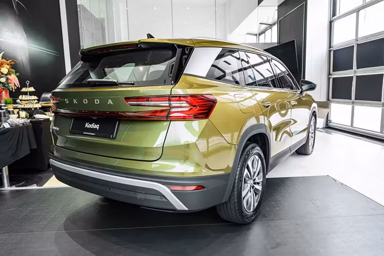 Khoang hành lý linh hoạt và cửa bên ghế lái tích hợp hộc để ô theo phong cách xe siêu sang Rolls-Royce. Thể tích khoang hành lý của xe đạt 340 lít hoặc 845 lít nếu gập hàng ghế sau. Hiện giá xe Skoda Kodiaq 2025 tại thị trường Việt Nam chưa được công bố. Phiên bản cũ của xe đang được bán với giá từ 1,189 - 1,409 tỷ đồng.