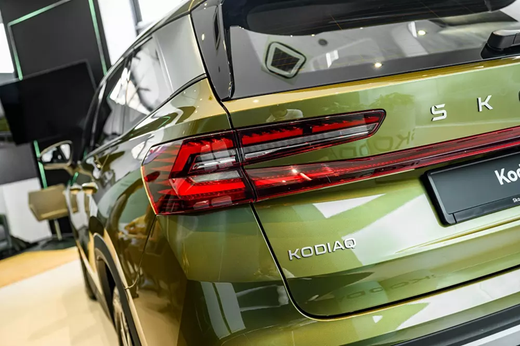 Sự thay đổi này giúp giải phóng không gian ở cụm điều khiển trung tâm, mang đến ngăn chứa đồ rộng rãi hơn giữa 2 ghế trước. Chưa hết, Skoda Kodiaq 2025 còn có ngăn chứa đồ mới dành cho hành khách phía sau, ngăn mát để sạc điện thoại không dây