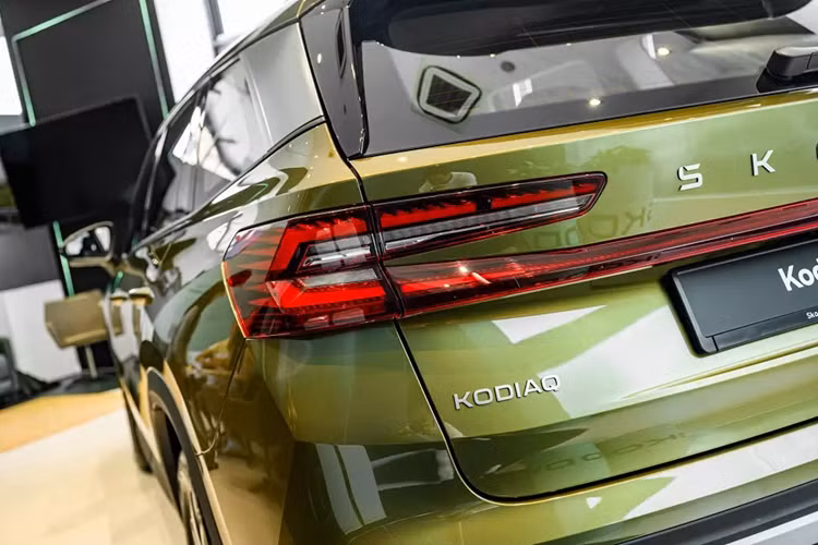 Sự thay đổi này giúp giải phóng không gian ở cụm điều khiển trung tâm, mang đến ngăn chứa đồ rộng rãi hơn giữa 2 ghế trước. Chưa hết, Skoda Kodiaq 2025 còn có ngăn chứa đồ mới dành cho hành khách phía sau, ngăn mát để sạc điện thoại không dây
