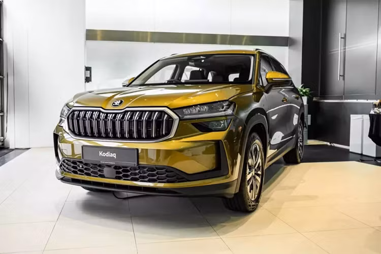 Vào hồi tháng 10/2023, hãng Skoda đã chính thức vén màn thế hệ mới của dòng xe Kodiaq tại thị trường châu Âu. Sau 1 năm, mẫu SUV hạng trung Skoda Kodiaq 2025 mới đã được lên lịch ra mắt thị trường Việt Nam.