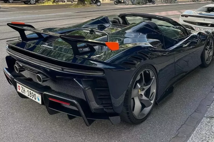 Ferrari SF90 XX Spider được trang bị động cơ plug-in hybrid bao gồm máy xăng V8, dung tích 4.0 lít, tăng áp kép, kết hợp với ba mô tơ điện, như bản tiêu chuẩn, nhưng lại tạo ra tổng công suất 1.016 mã lực, tăng 30 mã lực. Xe có thể tăng tốc từ vị trí xuất phát lên 100 km/h trong 2,3 giây, nhanh hơn 0,2 giây so với bản thường và tốc độ tối đa 320 km/h