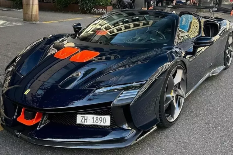 Và gần đây, Ferrari đã tung ra SF90 XX, 1 siêu xe đua chạy phố, với việc sản xuất giới hạn 799 chiếc cho bản coupe, và mui trần chỉ 599 xe. Mới đây, chiếc xe Ferrari SF90 XX Spider đầu tiên đã bị bắt gặp trên đường phố Đức, đây là 1 trong 599 xe sản xuất trên toàn cầu.