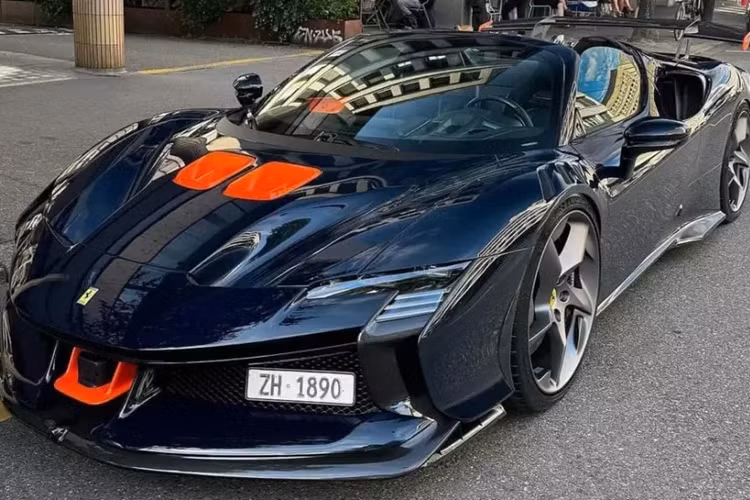 Và gần đây, Ferrari đã tung ra SF90 XX, 1 siêu xe đua chạy phố, với việc sản xuất giới hạn 799 chiếc cho bản coupe, và mui trần chỉ 599 xe. Mới đây, chiếc xe Ferrari SF90 XX Spider đầu tiên đã bị bắt gặp trên đường phố Đức, đây là 1 trong 599 xe sản xuất trên toàn cầu.