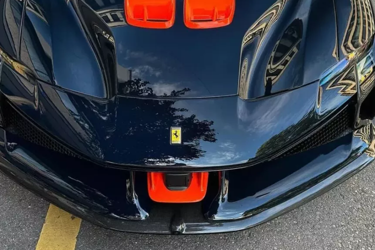 Trong đó, cản sau thiết kế lại, hốc gió xe mở rộng, ống xả tròn đặt lên cao, đối xứng, sau cùng là cánh gió đuôi không khác gì các xe đua.