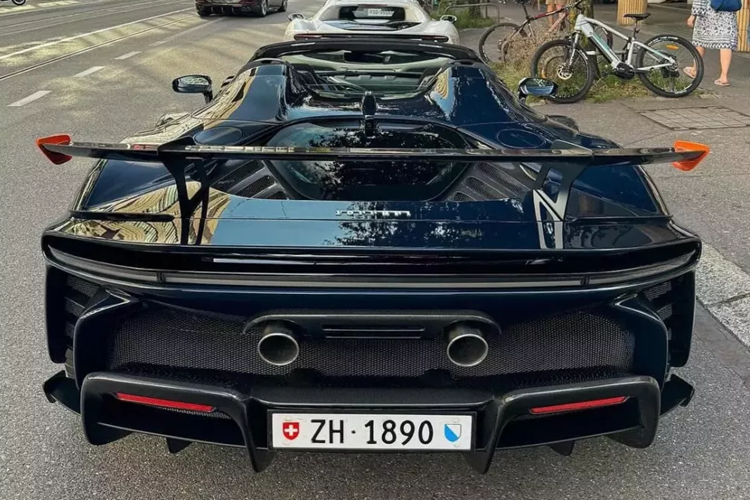 SF90 XX Spider dùng pin 7,9 kWh với phạm vi di chuyển thuần điện đạt khoảng 25 km tương tự SF90 Spider. Mức giá xe Ferrari SF90 XX Stradale niêm yết là 850.000 Euro (tương đương khoảng 21,89 tỷ đồng). Đáng chú ý, tất cả 599 chiếc sản xuất giới hạn đều đã được bán hết từ trước khi hãng công bố ra mắt.