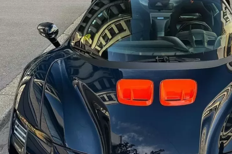 Nhìn diện mạo bản này khá hiếu chiến so với xe nguyên bản, phần đầu xe có thêm cản trước khỏe khoắn, vòm bánh xe có thêm các vây cá, nắp capô hiếu chiến và đuôi xe lột xác hoàn toàn.