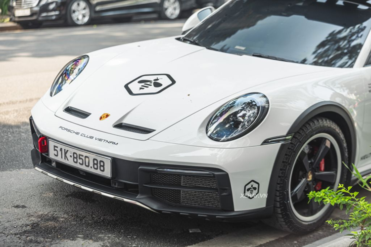 Chiếc Porsche 911 Dakar được phát triển dựa trên nền tảng của 911 Carrera tiêu chuẩn nhưng đã được nâng cấp để có thể di chuyển trên nhiều dạng địa hình khác nhau. Porsche đã tinh chỉnh lại hệ thống treo trên xe, nâng khoảng sáng gầm xe thêm 80 mm so với các phiên bản 911 thông thường, đạt ngưỡng 200 mm.