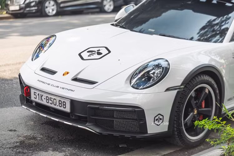 Chiếc Porsche 911 Dakar được phát triển dựa trên nền tảng của 911 Carrera tiêu chuẩn nhưng đã được nâng cấp để có thể di chuyển trên nhiều dạng địa hình khác nhau. Porsche đã tinh chỉnh lại hệ thống treo trên xe, nâng khoảng sáng gầm xe thêm 80 mm so với các phiên bản 911 thông thường, đạt ngưỡng 200 mm.