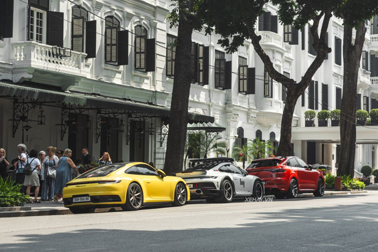 Bên cạnh đó, xe còn có thêm 2 chế độ chạy là Rallye và Off-road đi kèm với tính năng Rallye Launch Control giúp tối ưu độ bám thêm 20%. Tại Việt Nam, Porsche 911 Dakar được nhập khẩu chính hãng với giá gần 15,3 tỷ đồng (chưa bao gồm các tùy chọn thêm).