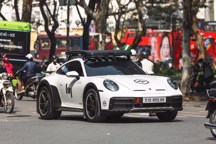 Porsche 911 Dakar gan 16 ty sap chay xuyen luc dia tai Ha Noi