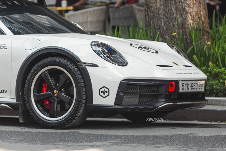 Thay vì dán logo số thứ tự thì chiếc xe này được dán decal và một số chi tiết cá nhân hóa. Xe vẫn giữ nguyên bộ mâm Zoll Dakar kích thước 19 inch ở cầu trước và 20 inch ở cầu sau, đi kèm kẹp phanh màu đỏ và lốp đa địa hình.