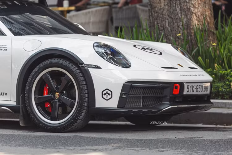 Thay vì dán logo số thứ tự thì chiếc xe này được dán decal và một số chi tiết cá nhân hóa. Xe vẫn giữ nguyên bộ mâm Zoll Dakar kích thước 19 inch ở cầu trước và 20 inch ở cầu sau, đi kèm kẹp phanh màu đỏ và lốp đa địa hình.