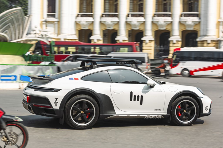 Cung cấp sức mạnh cho chiếc Porsche 911 Dakar là động cơ boxer 6 xi lanh 3.0L có công suất 473 mã lực và mô-men xoắn 570 Nm, đi kèm với đó là hộp số tự động PDK 8 cấp và hệ dẫn động AWD. Sức mạnh này giúp xe có thể tăng tốc lên 100 km/h trong chỉ 3,4 giây và đạt tốc độ tối đa 240 km/h.