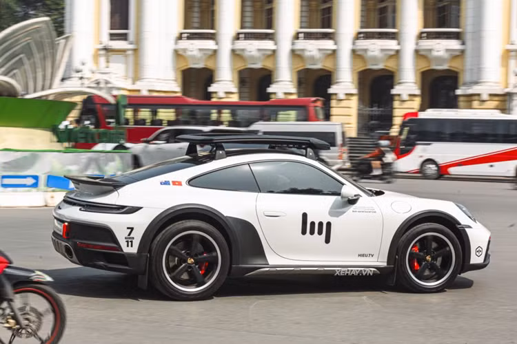 Cung cấp sức mạnh cho chiếc Porsche 911 Dakar là động cơ boxer 6 xi lanh 3.0L có công suất 473 mã lực và mô-men xoắn 570 Nm, đi kèm với đó là hộp số tự động PDK 8 cấp và hệ dẫn động AWD. Sức mạnh này giúp xe có thể tăng tốc lên 100 km/h trong chỉ 3,4 giây và đạt tốc độ tối đa 240 km/h.