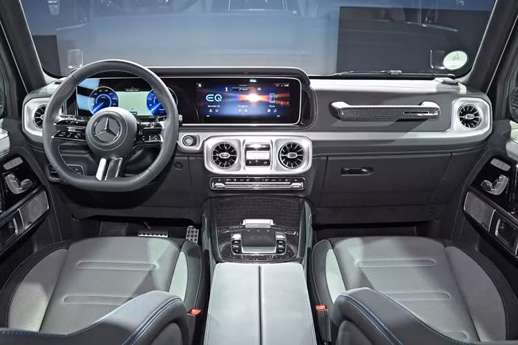 Mercedes-Benz G 580 có 2 gói thiết kế ngoại thất khác nhau. Một gói sẽ bổ sung những chi tiết ngoại thất màu sáng cho xe. Gói còn lại bao gồm những chi tiết ngoại thất màu tối. Ngoài ra, Mercedes-Benz G 580 còn có phiên bản giới hạn số lượng mang tên Edition One.