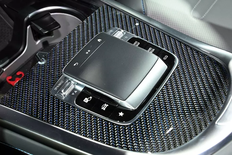 Với cụm pin lithium-ion có dung lượng 116 kWh, xe có thể chạy tối đa 473 km sau một lần sạc đầy theo chu trình thử nghiệm WLTP của châu Âu hoặc 580 km theo chu trình CLTC của Trung Quốc. Với bộ sạc nhanh DC, xe có thể chạy thêm 170 km sau 15 phút sạc.