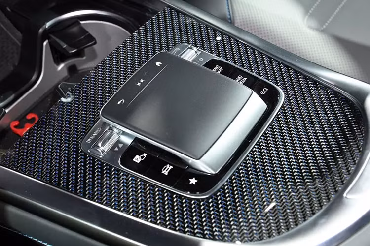 Với cụm pin lithium-ion có dung lượng 116 kWh, xe có thể chạy tối đa 473 km sau một lần sạc đầy theo chu trình thử nghiệm WLTP của châu Âu hoặc 580 km theo chu trình CLTC của Trung Quốc. Với bộ sạc nhanh DC, xe có thể chạy thêm 170 km sau 15 phút sạc.