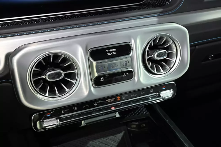 Tương tự ngoại thất, nội thất của Mercedes-Benz G 580 cũng tương đồng với phiên bản máy xăng. Bên trong mẫu SUV thuần điện này có những trang bị nổi bật như vô lăng vát đáy thể thao, bảng đồng hồ kỹ thuật số 12,3 inch nối liền với màn hình cảm ứng trung tâm 11,6 inch, cửa gió điều hòa dạng tua-bin