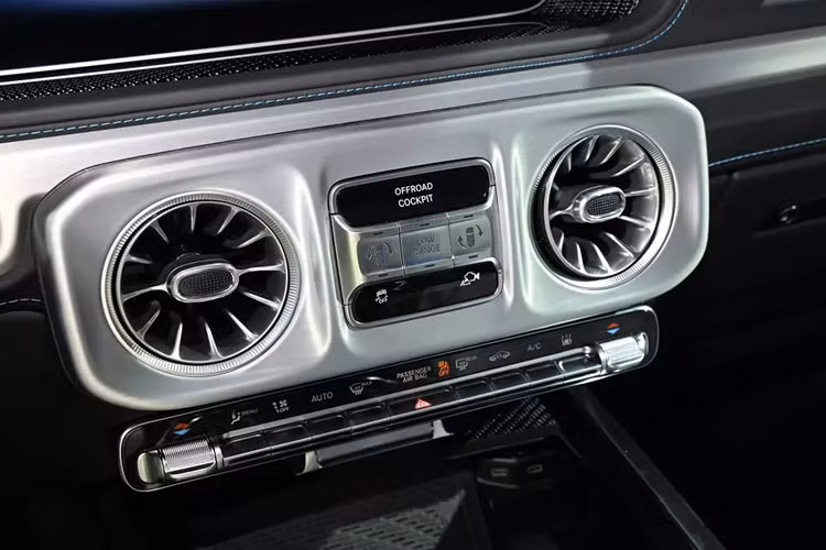 Tương tự ngoại thất, nội thất của Mercedes-Benz G 580 cũng tương đồng với phiên bản máy xăng. Bên trong mẫu SUV thuần điện này có những trang bị nổi bật như vô lăng vát đáy thể thao, bảng đồng hồ kỹ thuật số 12,3 inch nối liền với màn hình cảm ứng trung tâm 11,6 inch, cửa gió điều hòa dạng tua-bin