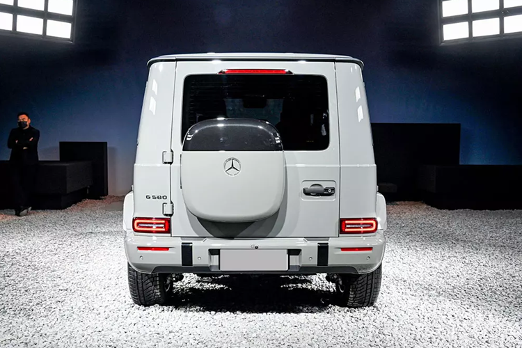Bên cạnh đó là khả năng duy trì sự cân bằng ở độ dốc 35 độ, lội nước sâu 850 mm, góc tới 32 độ, góc thoát 30,7 độ và góc vượt đỉnh dốc 20,3 độ. Tại thị trường châu Âu, mức giá xe Mercedes-Benz G 580 khởi điểm từ 142.621 Euro (khoảng 3,88 tỷ đồng). Con số tương ứng của phiên bản Edition One là 192.524 Euro (5,24 tỷ đồng). Xe sẽ có mặt trên thị trường vào nửa cuối năm nay.
