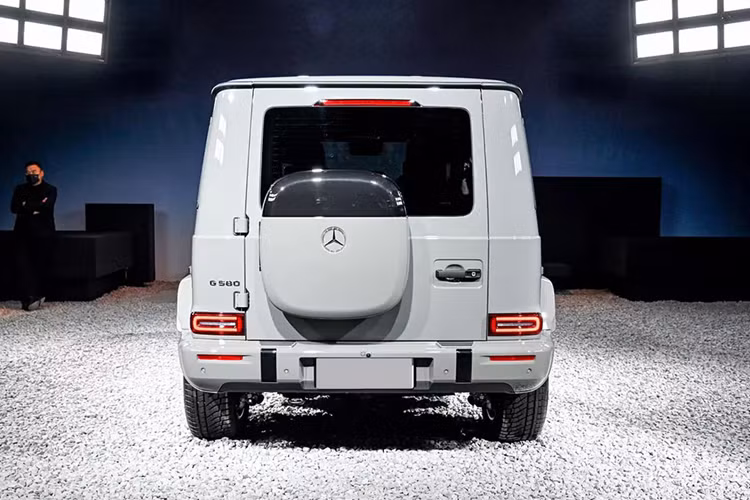Bên cạnh đó là khả năng duy trì sự cân bằng ở độ dốc 35 độ, lội nước sâu 850 mm, góc tới 32 độ, góc thoát 30,7 độ và góc vượt đỉnh dốc 20,3 độ. Tại thị trường châu Âu, mức giá xe Mercedes-Benz G 580 khởi điểm từ 142.621 Euro (khoảng 3,88 tỷ đồng). Con số tương ứng của phiên bản Edition One là 192.524 Euro (5,24 tỷ đồng). Xe sẽ có mặt trên thị trường vào nửa cuối năm nay.