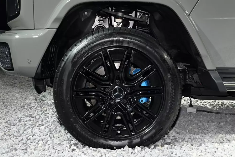 Nắp ca-pô của xe được nâng nhẹ lên trong khi hốc bánh sau có thêm khe gió để giảm hệ số lực cản không khí. Trên cửa cốp sau của Mercedes-Benz G 580 không phải là lốp dự phòng như phiên bản máy xăng. Thay vào đó là một hộp chứa đồ nhỏ có thiết kế vuông vức. Người dùng có thể dùng hộp này để cất dây sạc và những vật dụng nhỏ khác.