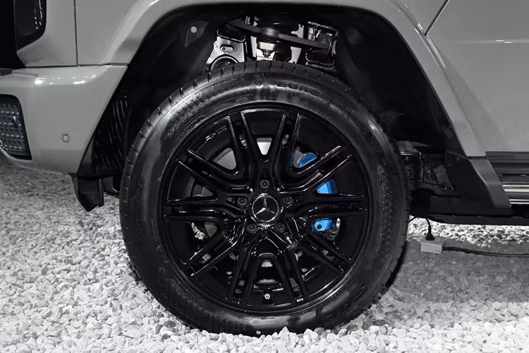 Nắp ca-pô của xe được nâng nhẹ lên trong khi hốc bánh sau có thêm khe gió để giảm hệ số lực cản không khí. Trên cửa cốp sau của Mercedes-Benz G 580 không phải là lốp dự phòng như phiên bản máy xăng. Thay vào đó là một hộp chứa đồ nhỏ có thiết kế vuông vức. Người dùng có thể dùng hộp này để cất dây sạc và những vật dụng nhỏ khác.