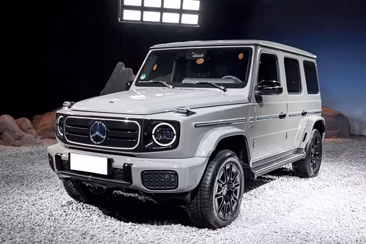 Tại triển lãm Ô tô Bắc Kinh, hãng Mercedes-Benz đã chính thức ra mắt mẫu SUV thuần điện hoàn toàn mới với tên gọi đầy đủ là G 580 with EQ Technology. Mercedes-Benz G 580 2024 mới chính là phiên bản chạy hoàn toàn bằng điện của dòng SUV hạng sang được mệnh danh "ông hoàng việt dã" Mercedes-Benz G-Class.