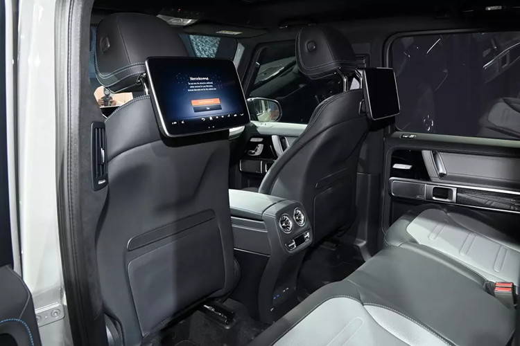 Nhờ đó, xe có thể tăng tốc từ 0-100 km/h trong 4,7 giây và đạt vận tốc tối đa 180 km/h. Bên cạnh đó, mẫu xe điện này còn sở hữu hệ dẫn động 4 bánh toàn thời gian, hệ thống treo tay đòn kép phía trước và hệ thống treo cầu cứng phía sau vốn được phát triển dành riêng cho Mercedes-Benz G 580.