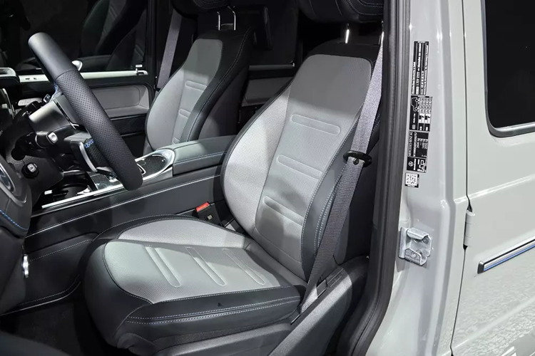 Ghế bọc da và 2 màn hình gối 11,6 inch nằm trên lưng ghế trước để phục vụ nhu cầu giải trí của hành khách phía sau. Hệ thống thông tin giải trí MBUX và kết nối Apple CarPlay/Android Auto cũng được trang bị cho xe. Nguồn cung cấp sức mạnh cho Mercedes-Benz G 580 là 2 mô-tơ điện có công suất tổng cộng 432 kW (khoảng 588 mã lực) và mô-men xoắn cực đại lên đến 1.164 Nm.